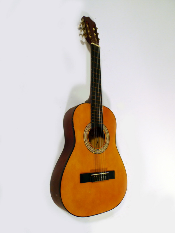 funda guitarra cuadros rojo.contiene guitarra infantil 85x31x8 (12eu.) 1u